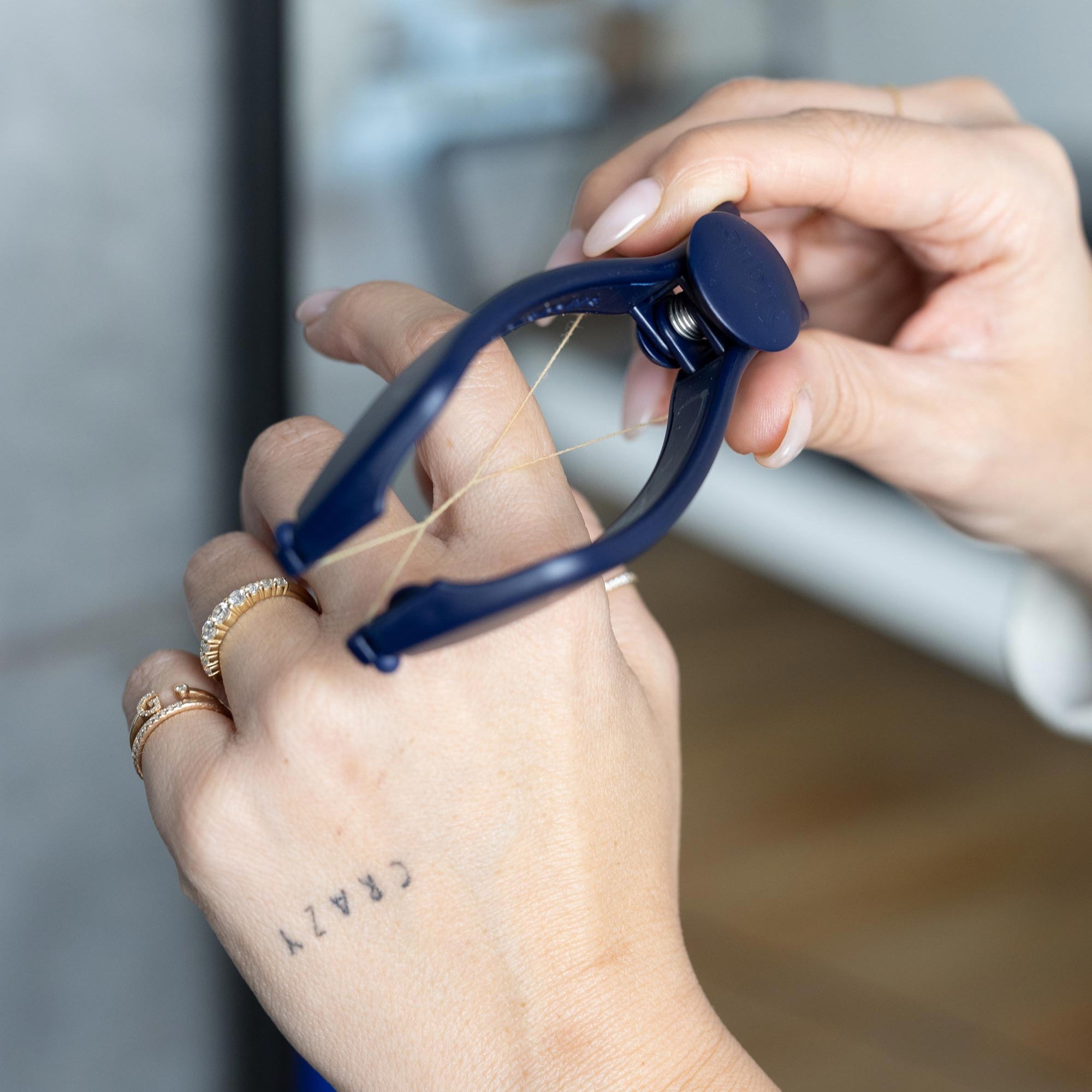 Slique® סליק מכשיר וחוטים להסרת שיער פנים באופן עצמאי ופשוט