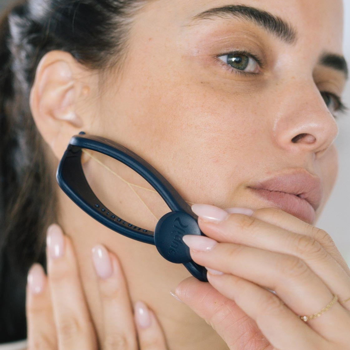 Slique® סליק מכשיר וחוטים להסרת שיער פנים באופן עצמאי ופשוט